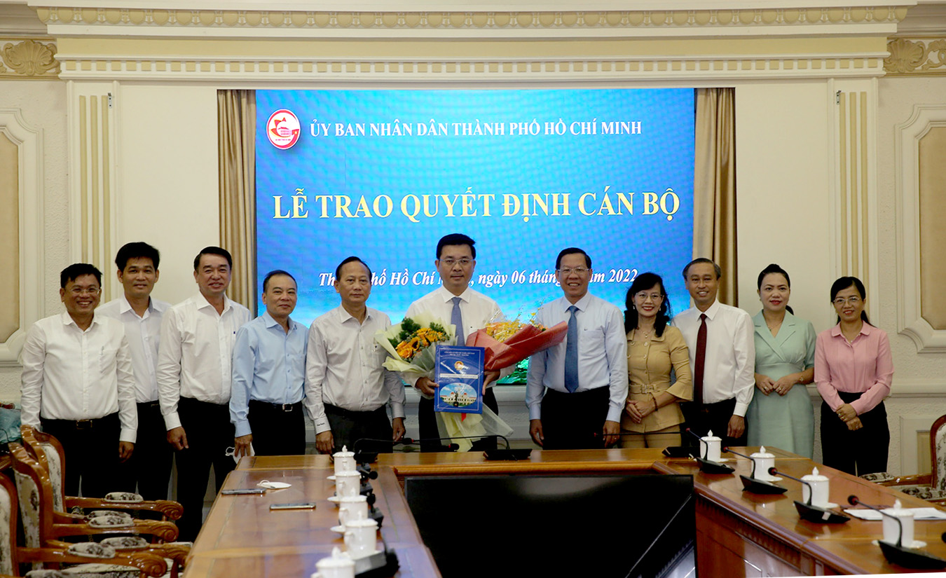 Chủ tịch UBND TP. Hồ Chí Minh Phan Văn Mãi chụp hình lưu niệm cùng các đại biểu tại lễ trao Quyết định cán bộ.